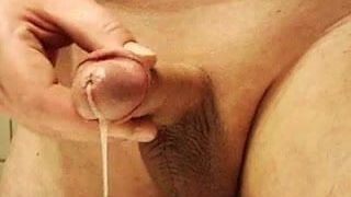 Дрочка со спермой от немецких мужчин в ванне