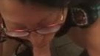 Gebräunte asiatische Stiefmutter mit Brille, Blowjob