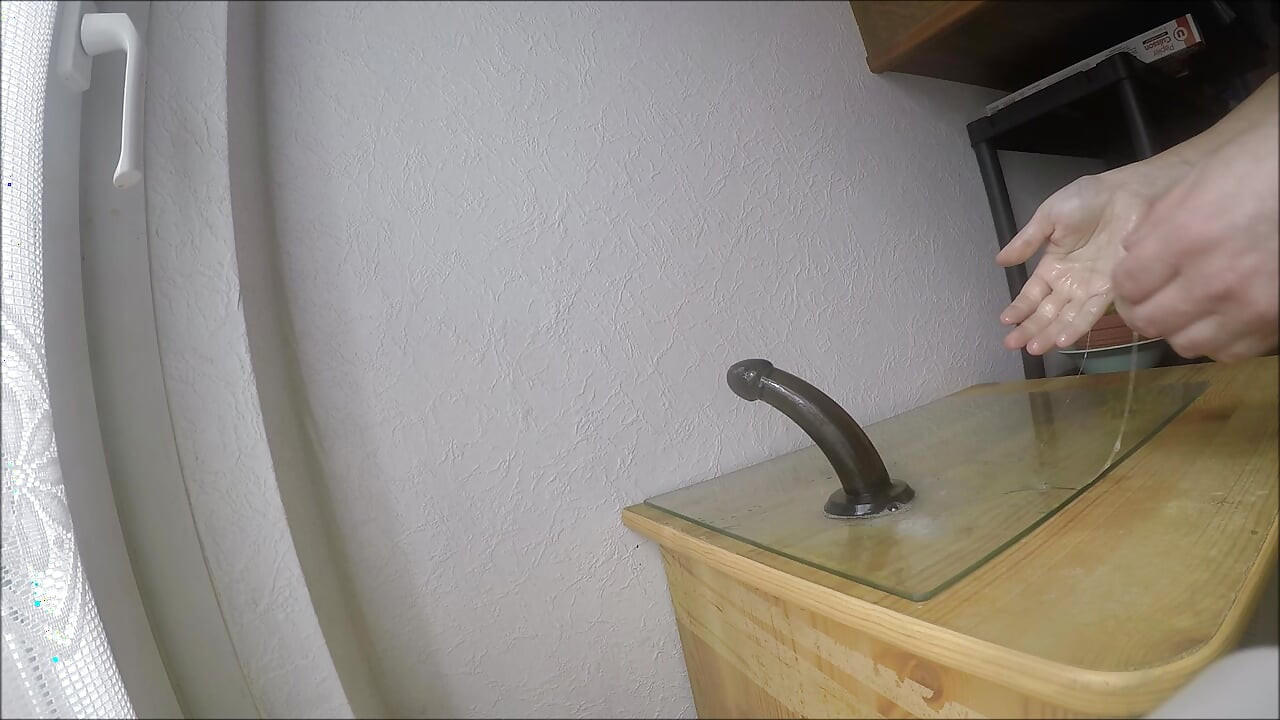 Jeg sutter min dildo dybt i halsen og savler.