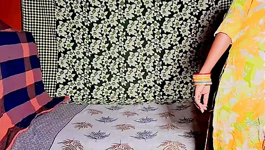 Desixxxgold seksisali baldızımı sarı bir elbiseyle açıyor, yatakta domaltarak amına tam gaz giriyor