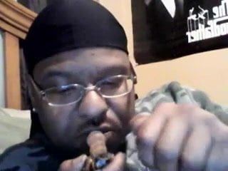 Seksi siyah adam sigara içiyor!!