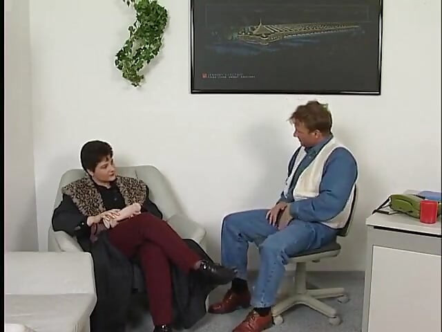 Kısa saçlı esmer oyuncu seçmelerinde yarak emiyor ve binerken çorap giyiyor