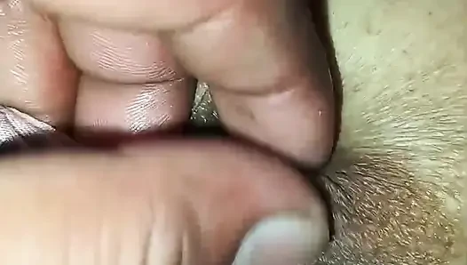 Suamiku mesra-mesraanku sambil bugil dan memukul memek adilku.