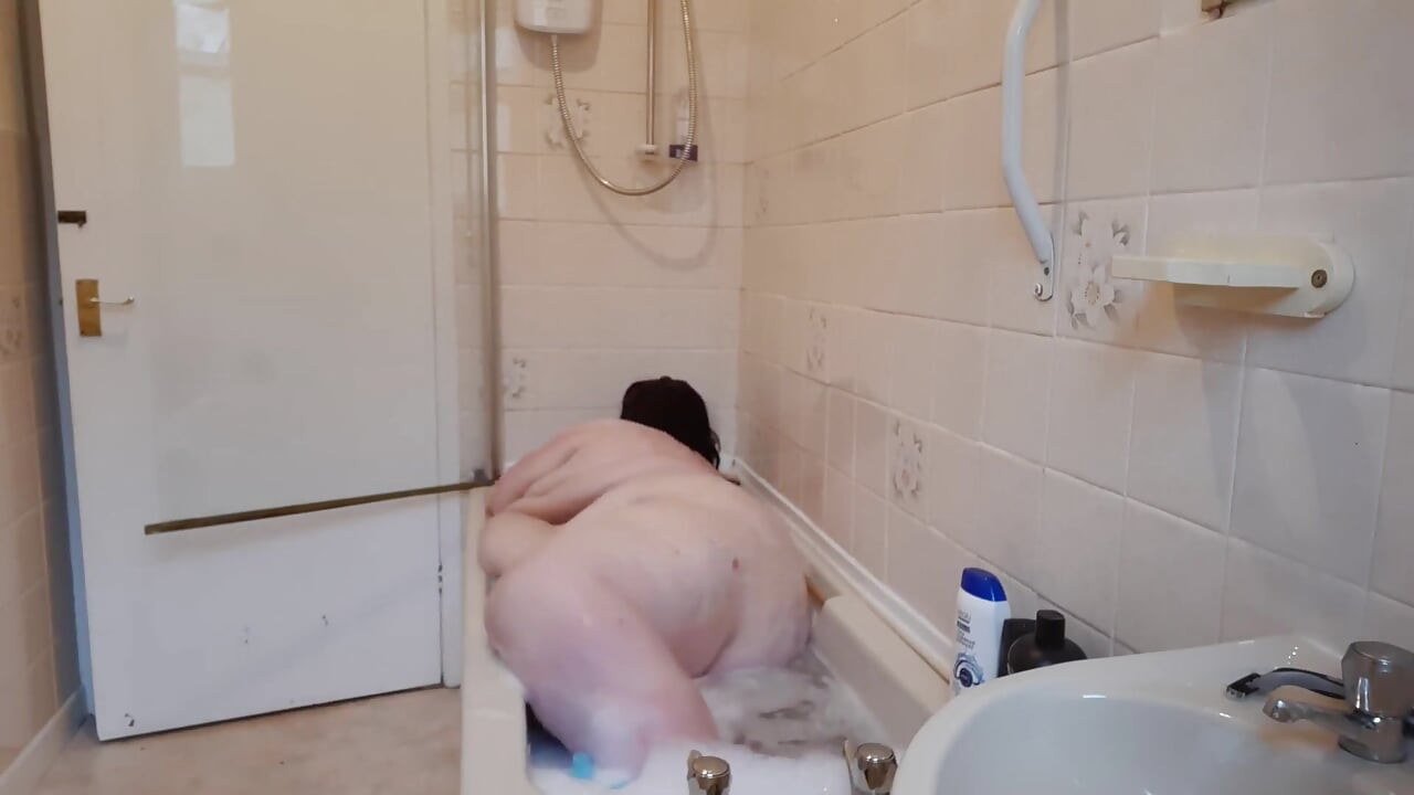 Ssbbw διασκέδαση στο μπάνιο και κουνήσιμο της κοιλιάς