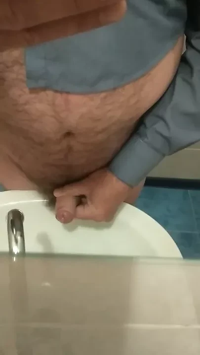 La vecchia insegnante si masturba in bagno (ucraina)