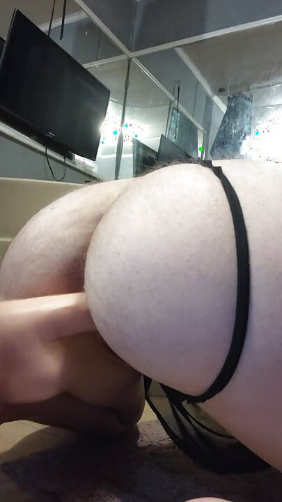 चुदाई मशीन के साथ खुद को डॉगी स्टाइल में खुश करना