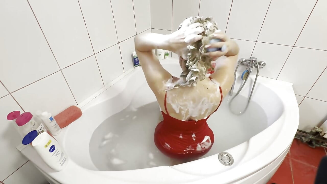 Oil My Hair Then Wash It in Bathtub