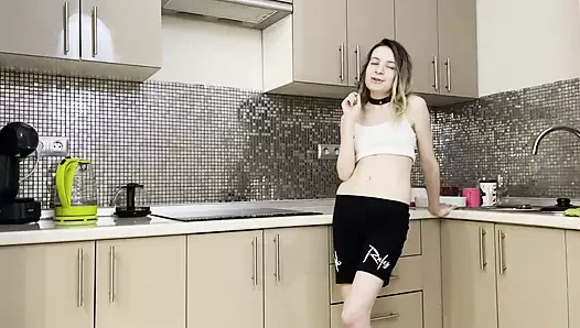 Задница моей сводной сестры была жестко пробурена моей подругой, и она сквиртула по всей кухне