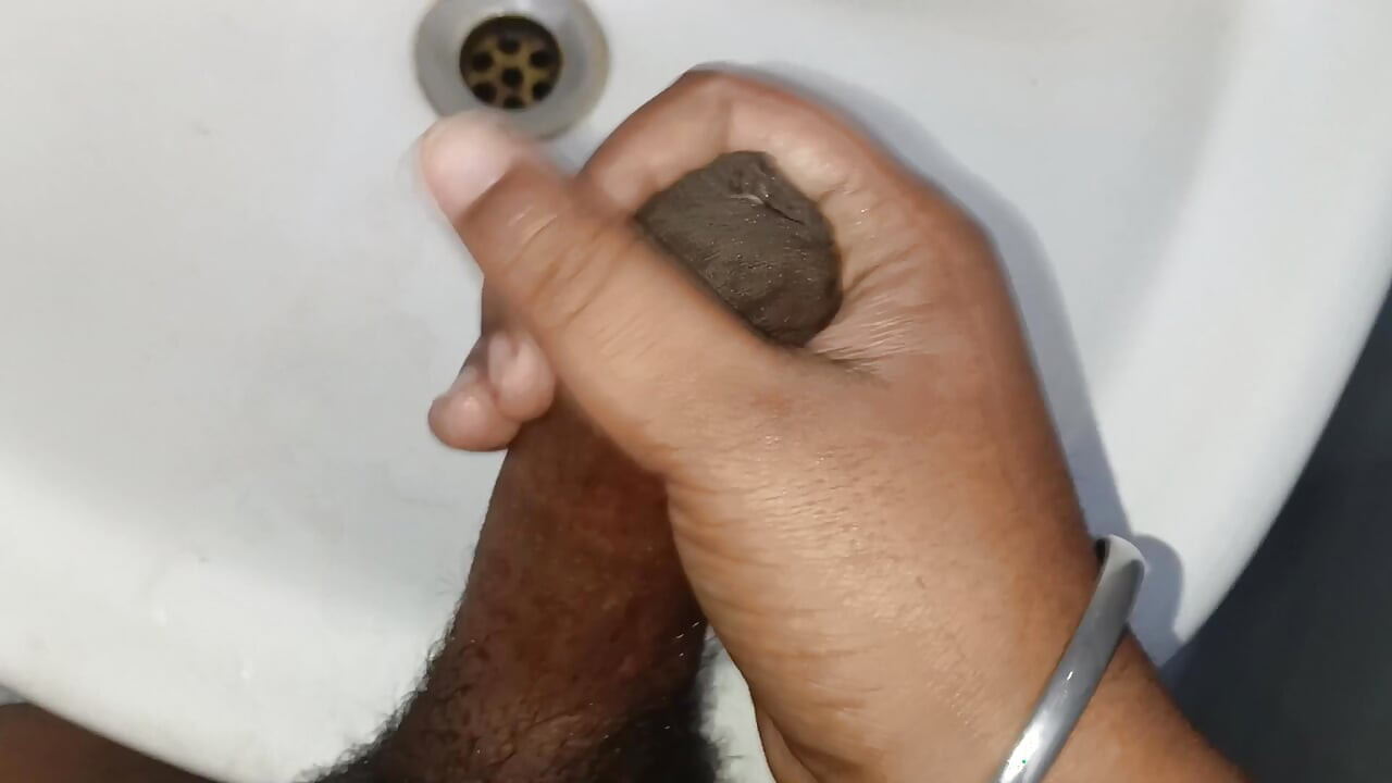 Elle muamele yarak düzgün büyük yarağı temizliyor