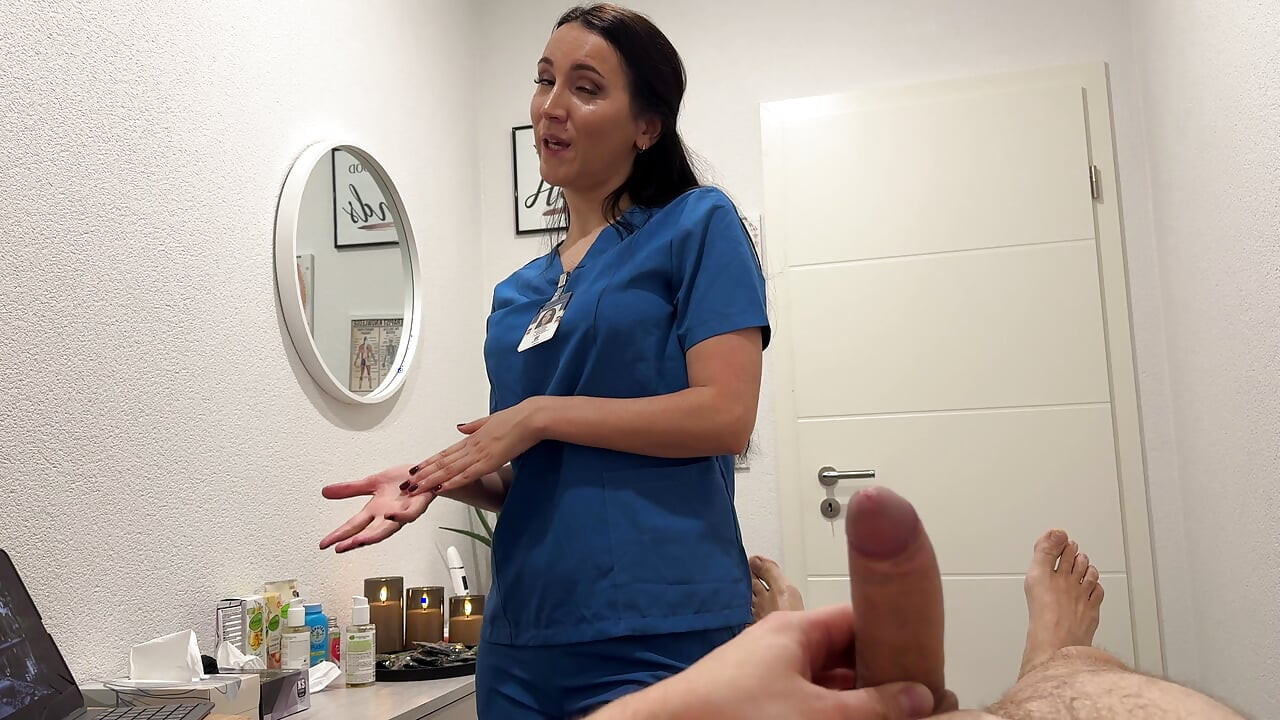 Mijn stiefmoeder de masseuse reld mijn knieën - met haar mond