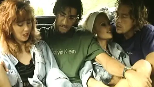 Attraktive deutsche schlampen werden in heißem vierer gefickt