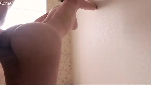 Ein mädchen mit einer perfekten figur reitet hart auf einem schwanz