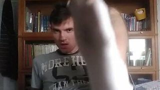 Jeune garçon autiste met son doigt dans sa chatte