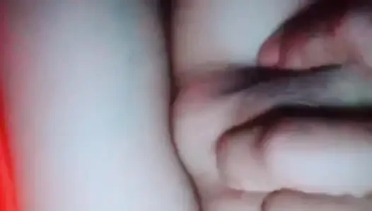 Yalnız kız parmaklamanın tadını çıkarmak için dört ayak üstüne çıkıyor