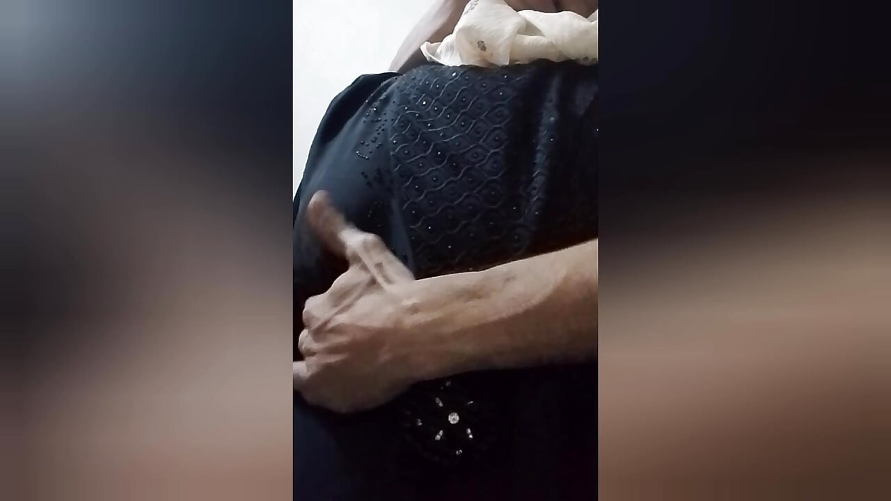 Soția vecinilor desi se fute pe furiș pe scări