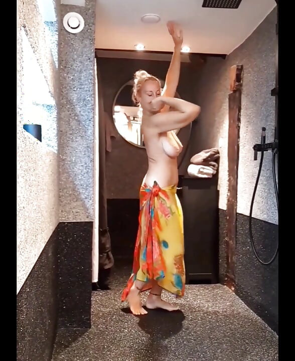 セレーナの美しい半裸のダンスポーズ