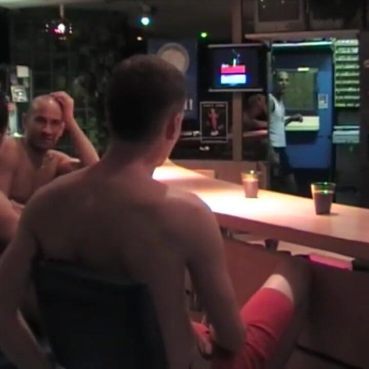 Sauna California'da twinks ile amatör biseksüel grup seks