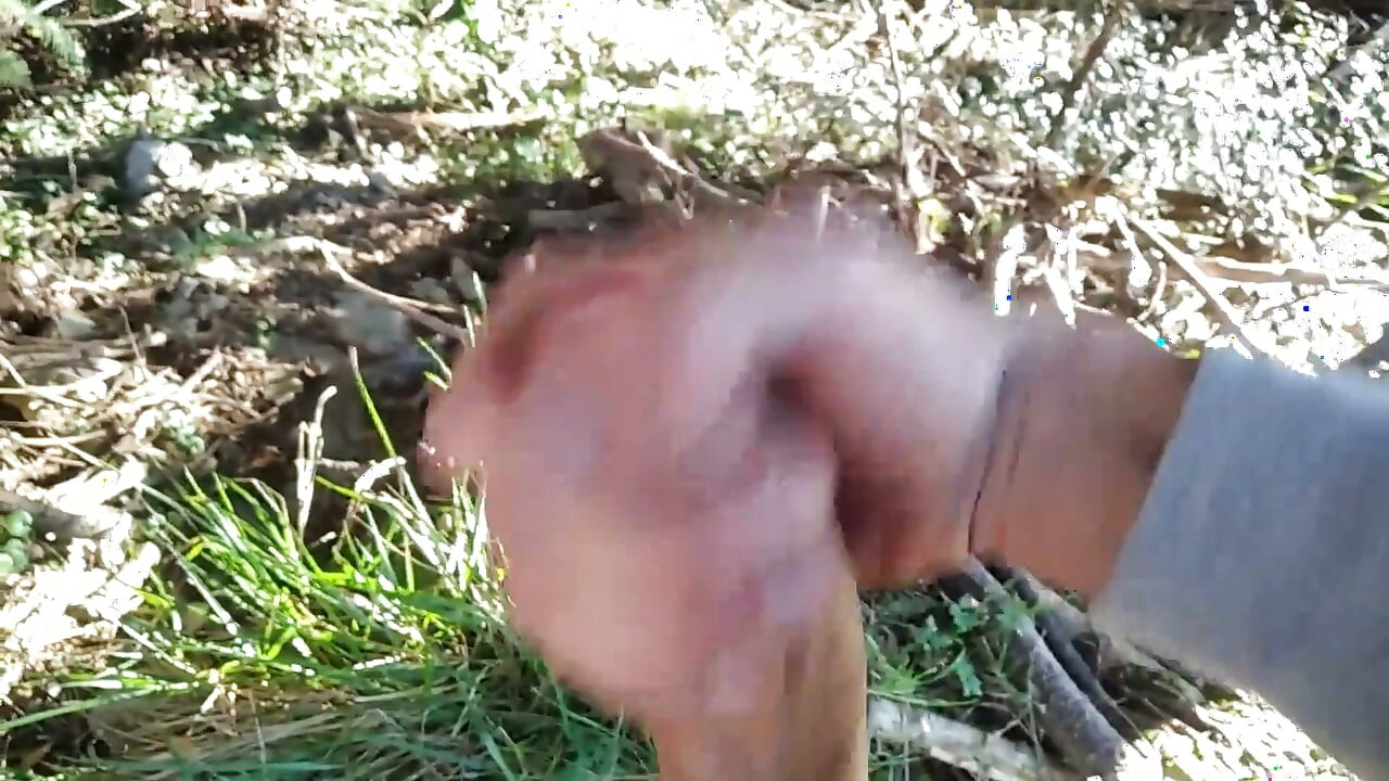老男人帶著巨根去登山，最後射了出來