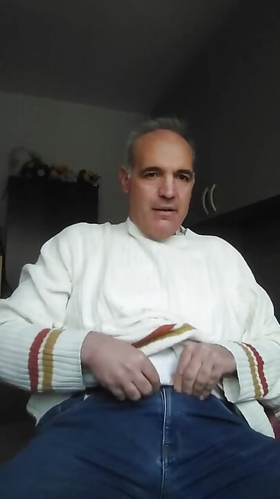 继续学习卢卡如何自慰自己的鸡巴