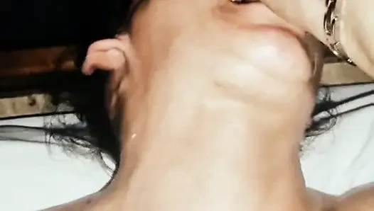 Pelacur mungil ini tahu caranya nyepong kontol