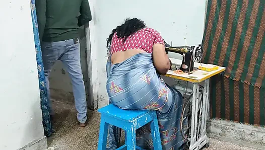 Ibu mertuaku, seorang penjahit, menjahit pakaian, jadi aku berhubungan seks dengannya seolah-olah untuk membantunya.