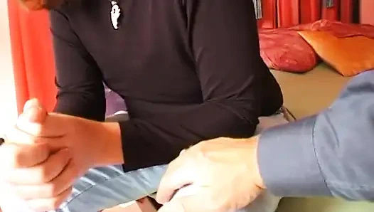 Küçük memeli esmer amını parmaklıyor ve ovuyor