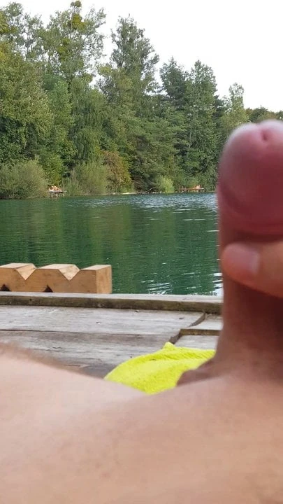 Wichsen vor Leuten am See