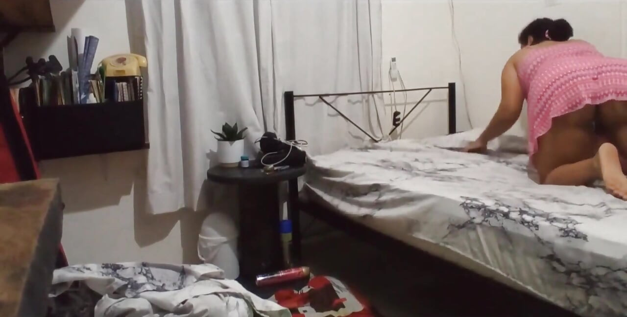 Madrastra es grabada secretamente en su habitación