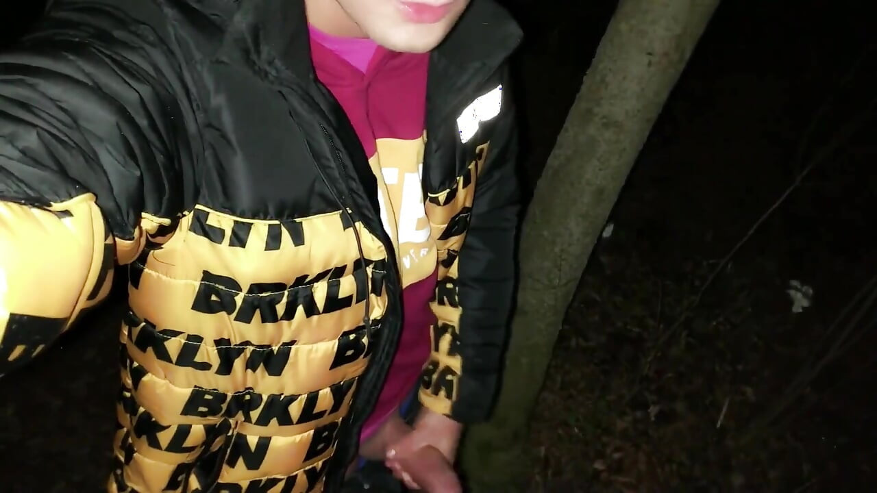 Teen Big Cumshot and Moaning Outdoor