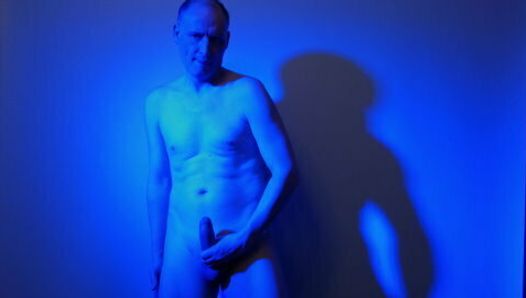 Kudoslong nudo in una luce blu che gioca con il suo cazzo flaccido