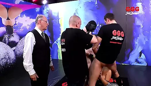 Ggg John Thompson अपनी बेहतरीन चुदाई पर सामूहिक चुदाई वीर्य की शूटिंग दिखाता है