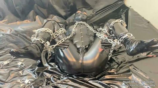 Shiny body bondage a catena