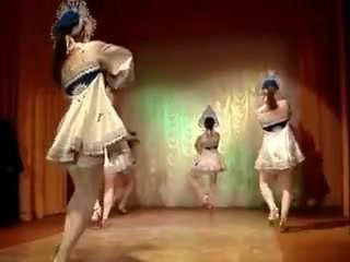 De belles filles dansent.