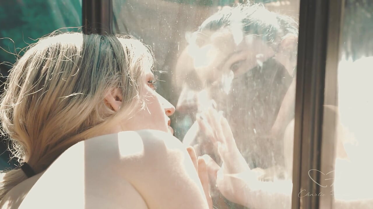 《分裂》以查理·forde为特色, astrid love