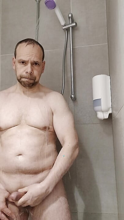 I cum with a powerful jet of water in the shower