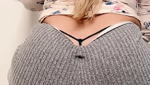 Meine Stiefmutter Milf putzt und wippt ihren schönen Hintern in Yogahosen