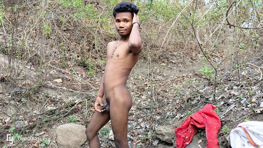 Bela jovem desi faz dança sexy na selva ao ar livre