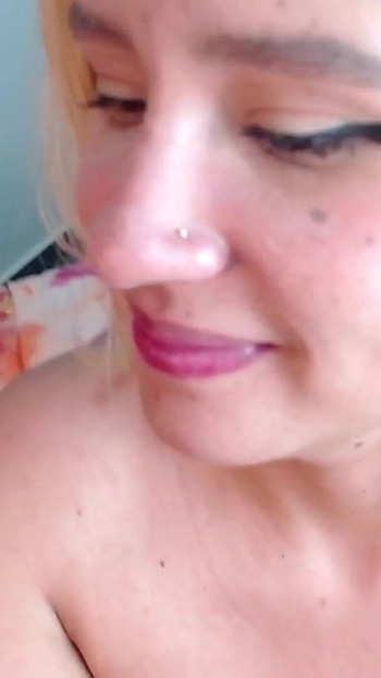 「FUCKING BLONDE'S MOUTH AND PUSSY HARD」の重要な瞬間