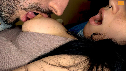 Duro orgasmo tremante dal gioco dei capezzoli - orgasmo illimitato