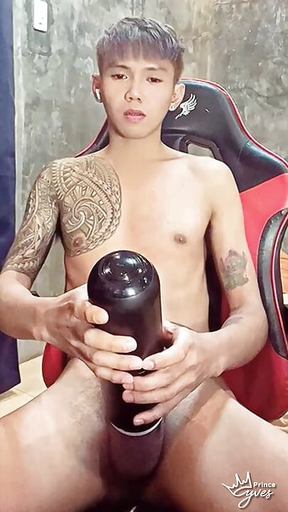 Pinoy cachonda tatuada twink jugando con su juguete masturbador