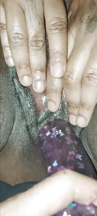 Acariciando su coño con el consolador!