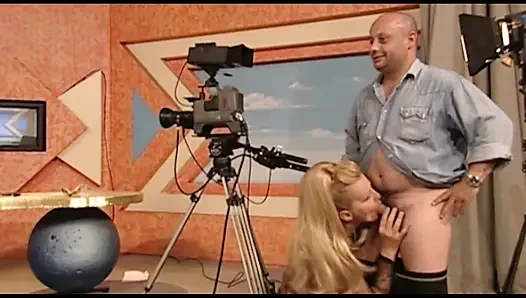 Blonde MILF Nimmt Latino-schwanz Tief in Den Hals Und Bekommt Doppelpenetration Auf Dem Küchentisch