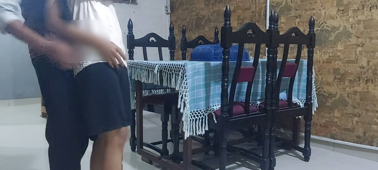Cuñada caliente limpiando la casa sola en casa