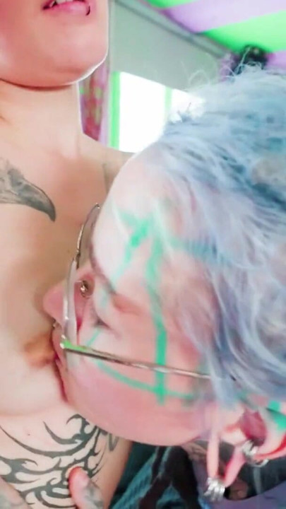 Dicker Goth-küken anal-pOV-dreier mit meinem tätowierten schwanz | Clip 1