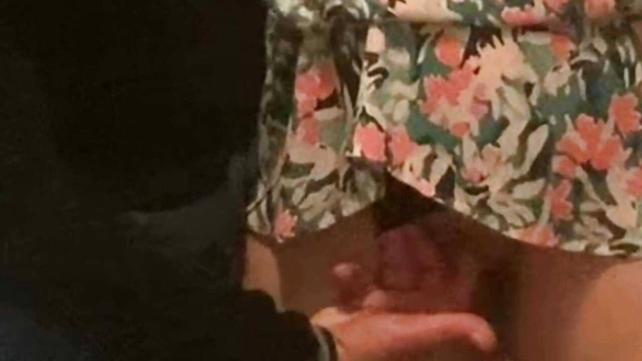 Şanslı orta yaşlı seksi kadın metroda bir sapık tarafından mastürbasyon yapıyor
