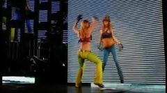 Britney Spears zeigt ihren sexy engen Arsch auf der Bühne