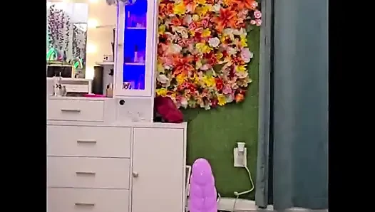 Stiefbruer gibt seiner stiefschwester ein ungewöhnliches geschenk. Zusammenstellung