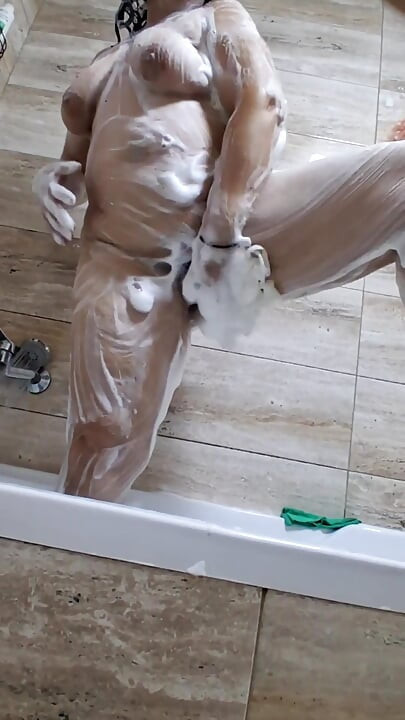 Ehefrau mit dickem arsch duscht