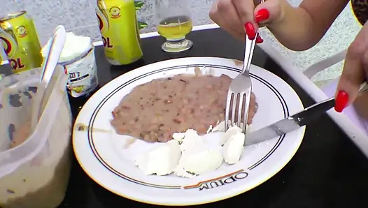 Lesbian kulit putih fetish kaki dan kencing di leggins