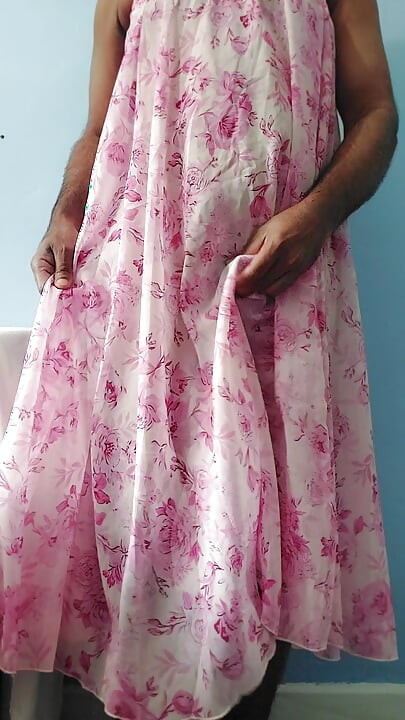 मैं Butter Silk Seethrough Flowery Fleared Chiffon Skirt पहनकर हस्तमैथुन कर रहा हूँ